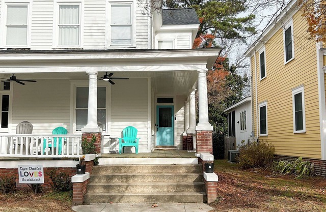 Charming 2-bedroom home - 2 blocks from the beach!