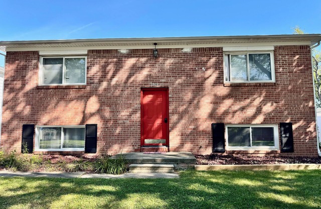 Charming 2-bedroom apartment in lovely East Lansing with WiFi