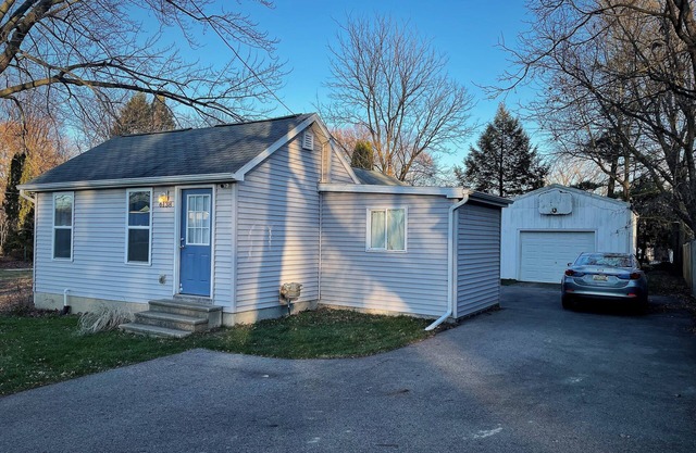 Charming 2-bedroom house in quiet East Lansing neighborhood