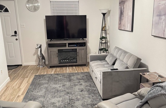 Charming 2-bedroom house with WiFi and AC in lovely Haltom City