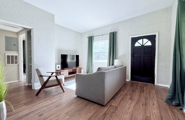 Charming 2-bedroom close to Airport and Zoo!