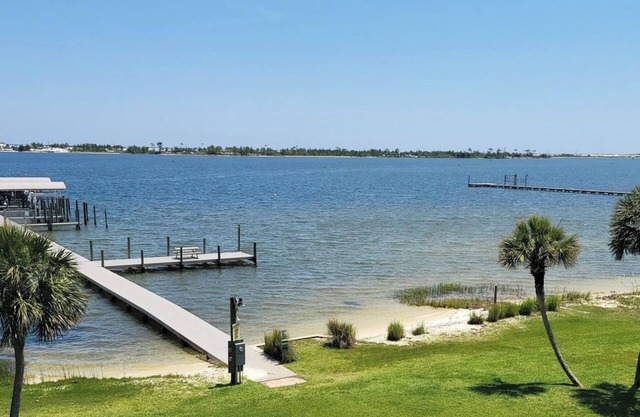 Charming 2-bedroom townhome with sound access, pool and grill
