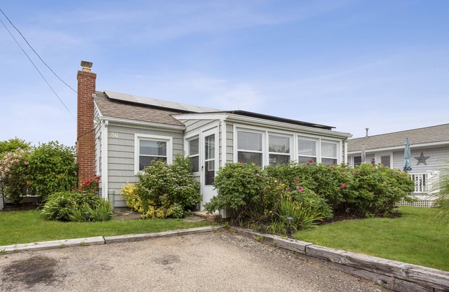 Charming 2 Bedroom Cottage just a Short Walk from Scarborough Beach
