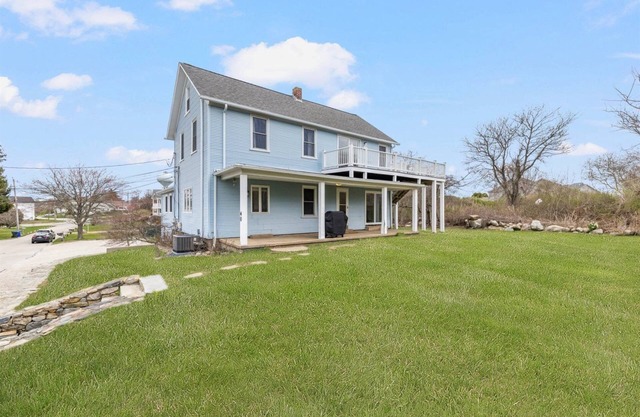 Charming 2-bedroom in delightful Narragansett with WiFi, AC. Walk to beach!