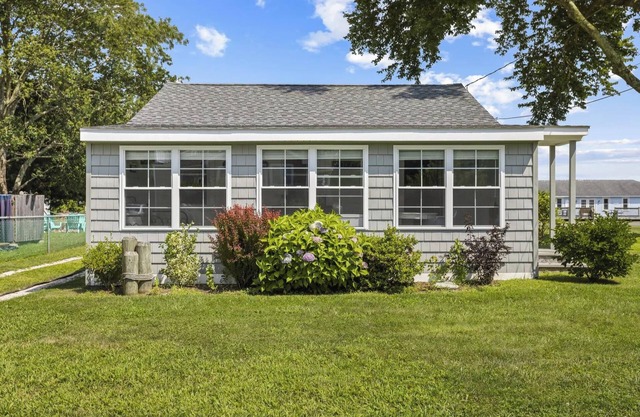 Charming 2-bedroom cottage short walk to beach located at Chalker Beach,