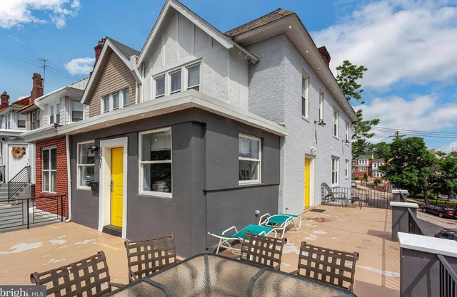 Charming 2-bedroom apartment in cool Philadelphia with WiFi, AC, washer & dryer