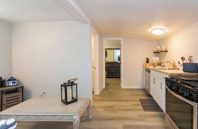 Charming 2-bedroom house with AC, WiFi in enchanting Porterville