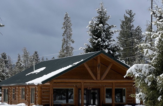 Charming 2-bedroom cabin with bonus loft, pet-friendly in Seeley Lake