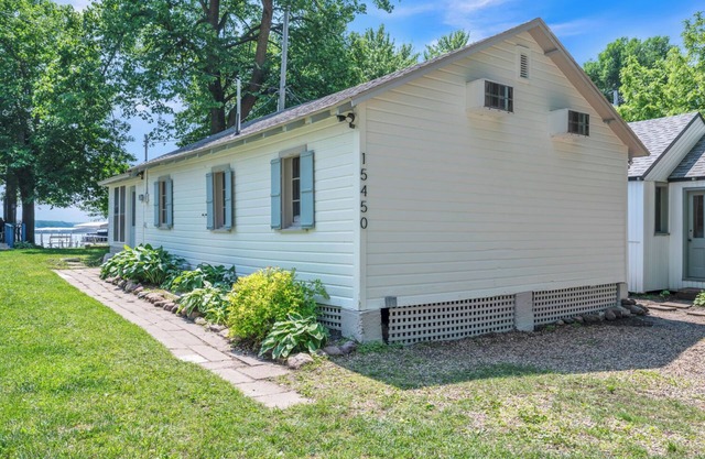 Charming 2-bedroom cottage on West Lake Okoboji with EV Charging