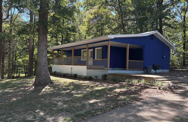 Charming 2-bedroom cabin in Springville with over an acre yard! Very peaceful!