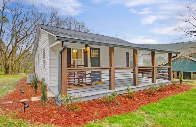 Charming 2-bedroom cottage in fantastic Talking Rock with Hot Tub, Fireplace