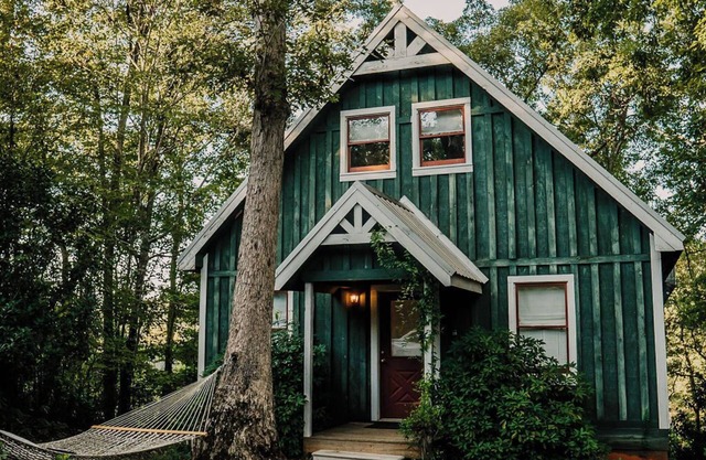 Charming 2-bedroom cottage in a wooded setting sitting high above Chauga River