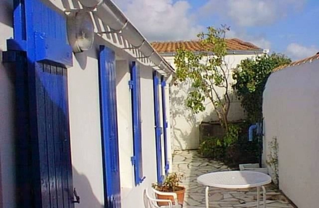 Charming 2-Bed House near Shops and Beach in Noirmoutier, Basic Comfort, Close to Port