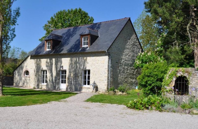 Charming 2-Bed Cottage with Garden, Near Utah Beach, Sauna & On-Site Dining