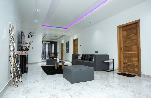 Charming 2-bedroom apartment with AC, WiFi close to the lovely West Hills Mall.