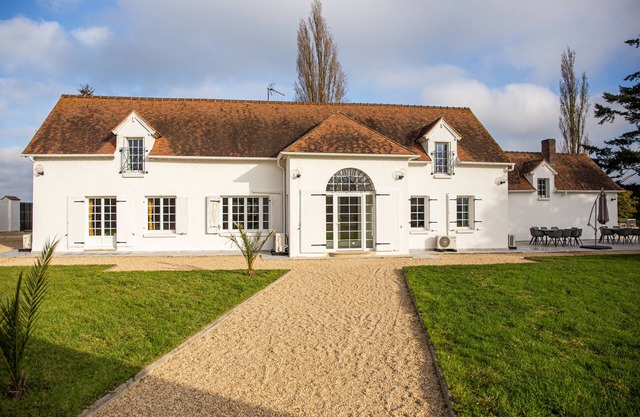 Charming 240m2 house with additional 80 m2 detached building