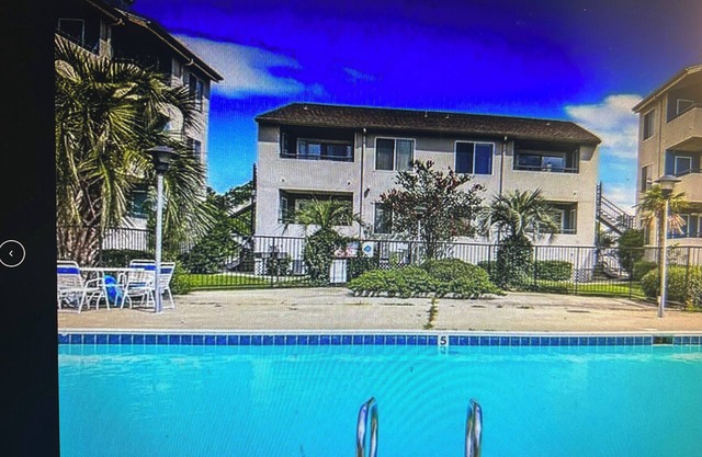 Charming 2Bd. waterfront living, pool, fitness rm. in serene Slidell