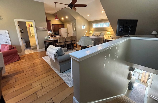 Charming 2nd floor studio in Eliot’s riverfront area with many amenities.
