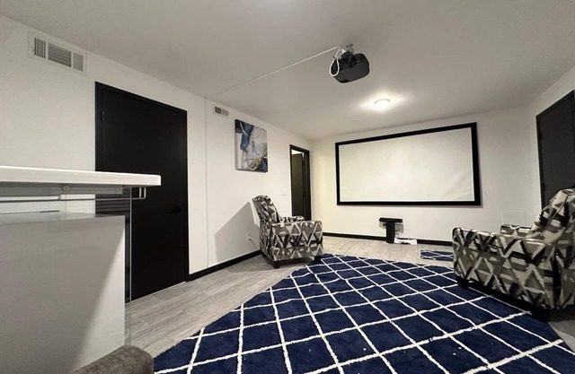 Charming 3/4-bed Condo with Theater, Netflix WiFi, AC in Middleton & lake access