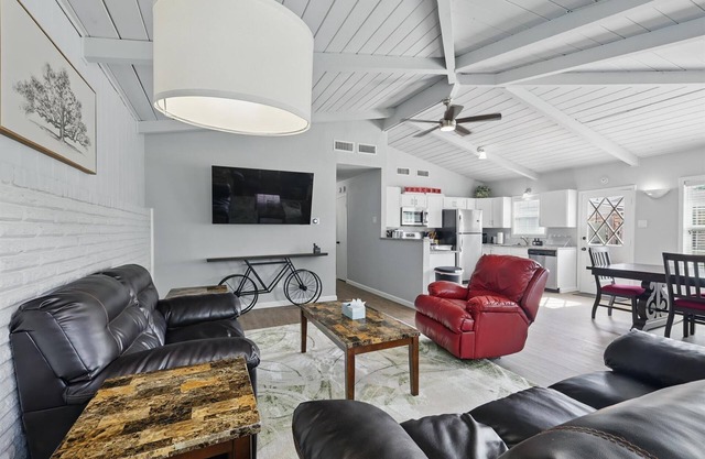Charming 3-Bed/2-Bath Hidden Gem w Yard (Sleeps 6)