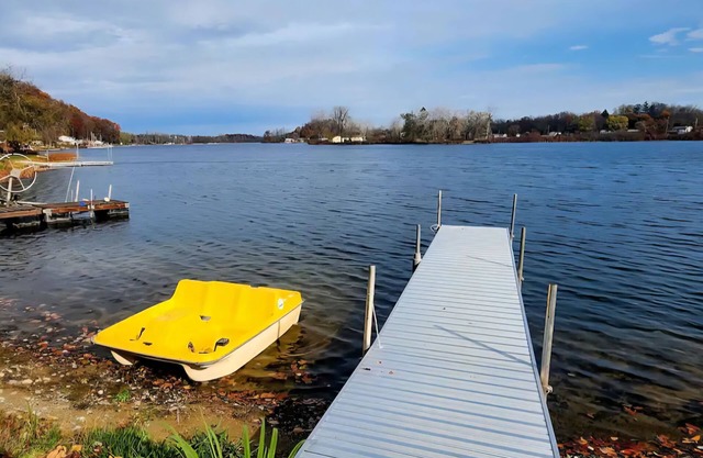 Charming 3 bed Lake house in wonderful Dowling with AC, WiFi, dock, and Kayaks.