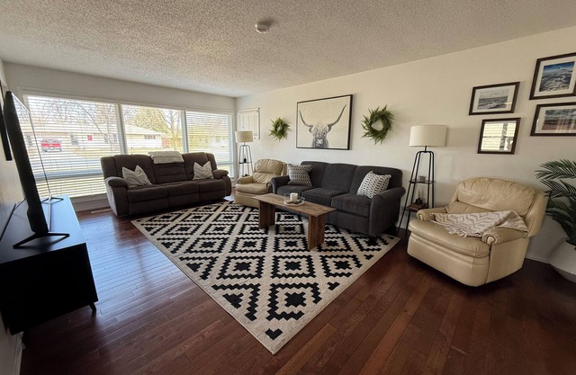Charming 3-bedroom house 3 mi to altru, 2 mi to UND, and 1 mi to down town