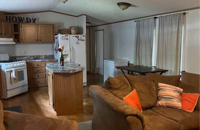Charming 3-bedroom mobile home located just minutes away from Texas A&M Univ.