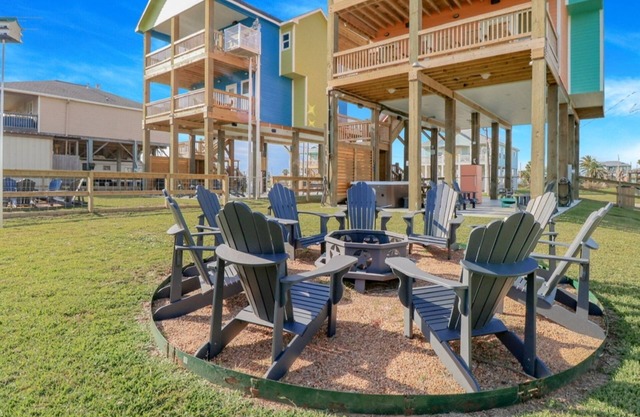Charming 3-bedroom house with WiFi and AC in tranquil Bolivar Peninsula.