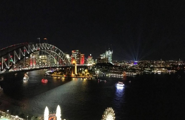 Charming 3-Bedroom Apartment with Harbour View, 900m Stroll to Harbour Bridge