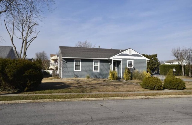 Charming 3 bedroom, 2 bath ranch style home with Coastal decor will make your stay a delight in Cape May.
