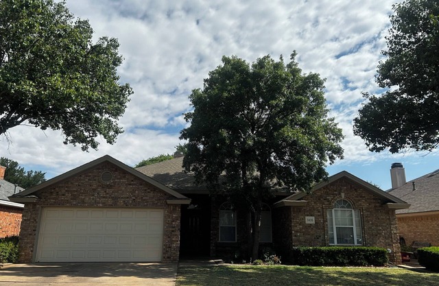 Charming 3-bedroom 3-bathroom house in lovely Lubbock with WiFi, AC
