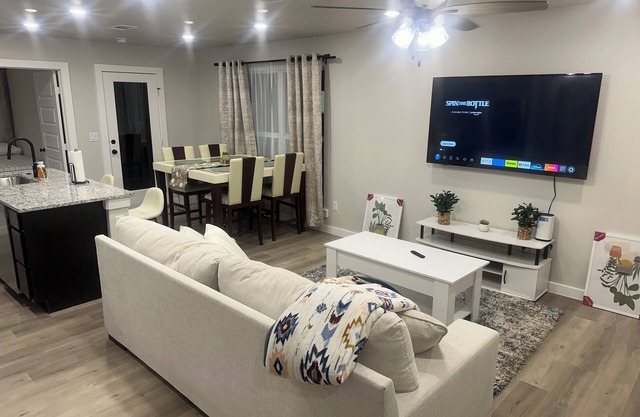 Charming 3-bedroom, 6 beds, 2 bathroom, house with AC and WiFi in awesome Odessa