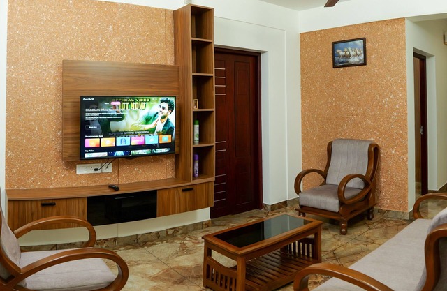 Charming 3-bedroom apartment with AC, WiFi in lovely Koonammavu