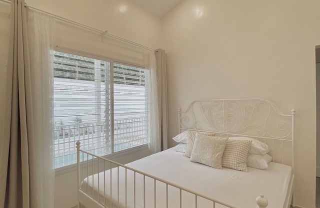 Charming 3-bedroom bungalow with AC, WiFi and bonfire in enjoyable Amadeo