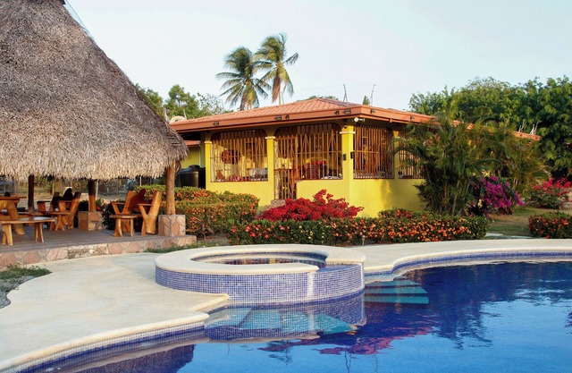 Charming 3-bedroom countryside Villa in Rio Grande with Pool, WiFi, AC
