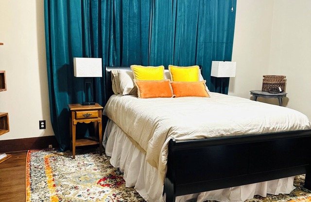 Charming 3-bedroom cottage in Downtown Sulphur