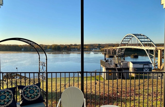 Charming 3 bedroom cottage on the Arkansas River MAX occupancy is 6 adults