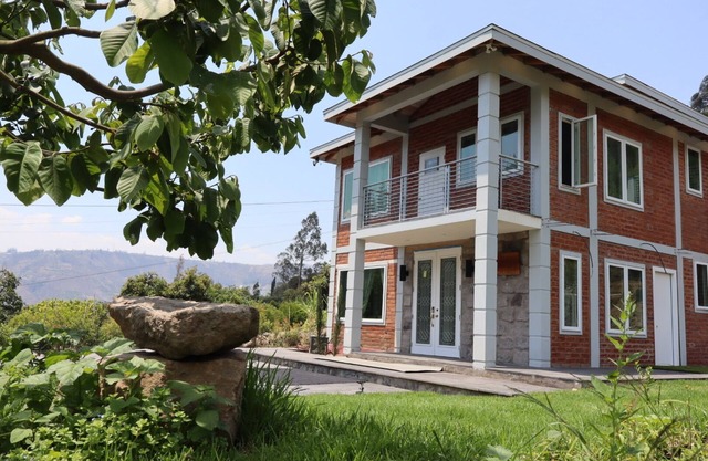 Charming 3-bedroom house in enjoyable Tungurahua with WiFi