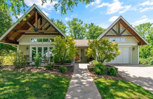 Charming 3-bedroom house with exquisite space - 5 minutes from Virginia Tech!