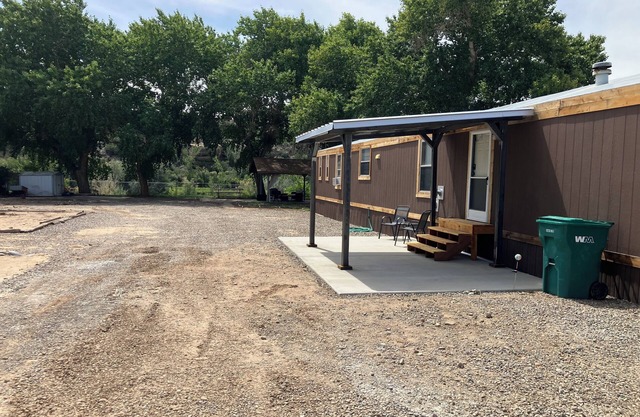 Charming 3-bedroom home on San Juan River, access to river within feet of door.