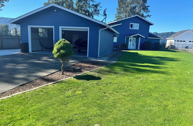 Charming 3-bedroom house with AC, WiFi in gorgeous Cathlamet waterfront home