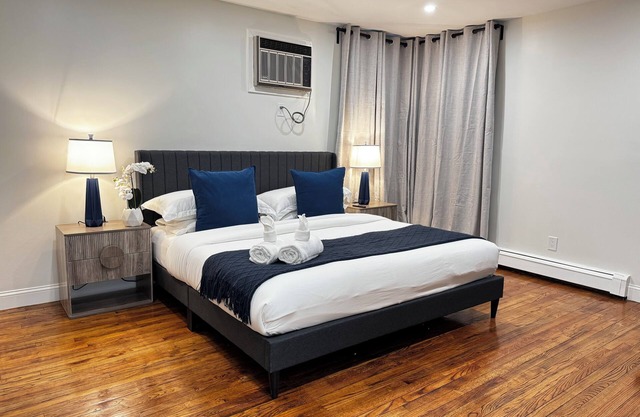 Charming 3-bedroom house with WiFi, AC in enjoyable Hempstead