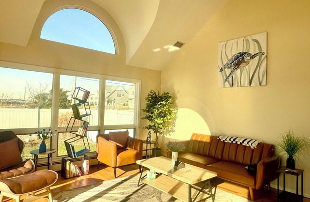 Charming 3-bedroom house with private access waterfront