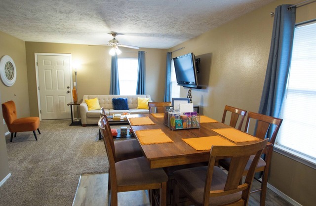 Charming 3-bedroom home just of the Ozark square!