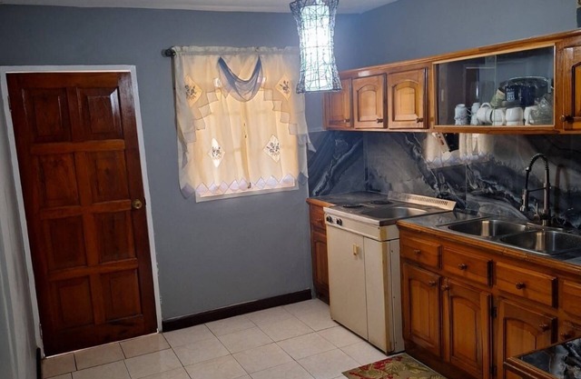 Charming 3-bedroom house in Kingston with AC, WiFi. Enjoy your stay