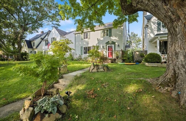 Charming 3 Bedroom House in a Quiet Neighborhood