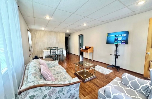 Charming 3-bedroom house in enchanting Danville with AC Close to Amazon Berwick