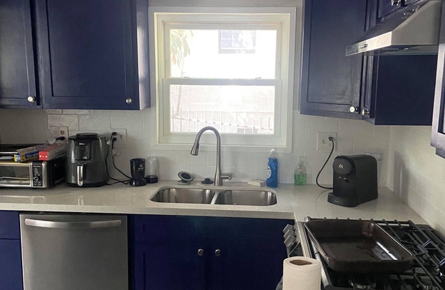 Charming 3-bedroom house with Spacious Backyard. One mile from Downtown Austin.