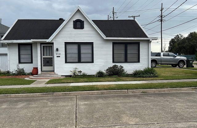 Charming 3-bedroom house with AC, WiFi in serene Houma