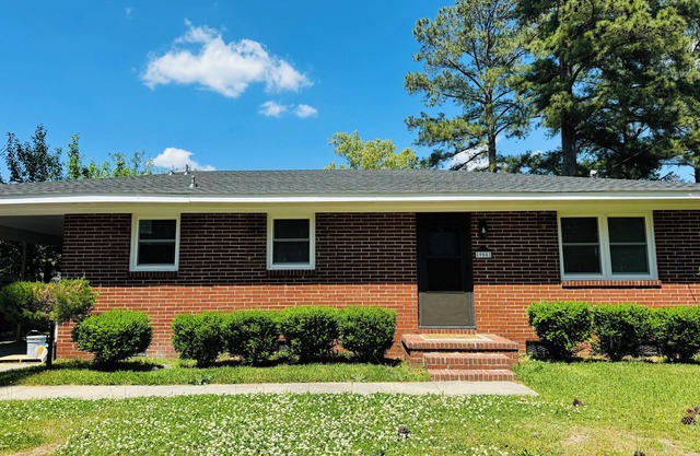 Charming 3-bedroom house just minutes from DT Wilson. Enjoy a comfortable stay!
